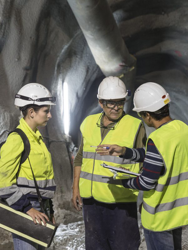 trabajadores en obra de Vortex SRG Corp agroman